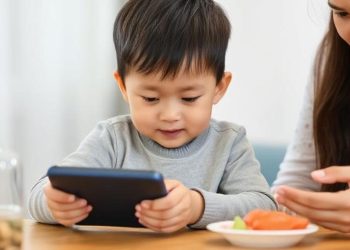 Dampak Makan Sambil Nonton bagi Tumbuh Kembang Anak Menurut Dokter