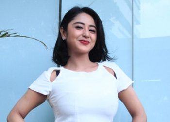 Dewi Perssik Laporkan Dugaan Manipulasi Data dan Bawa Bukti ke Polisi