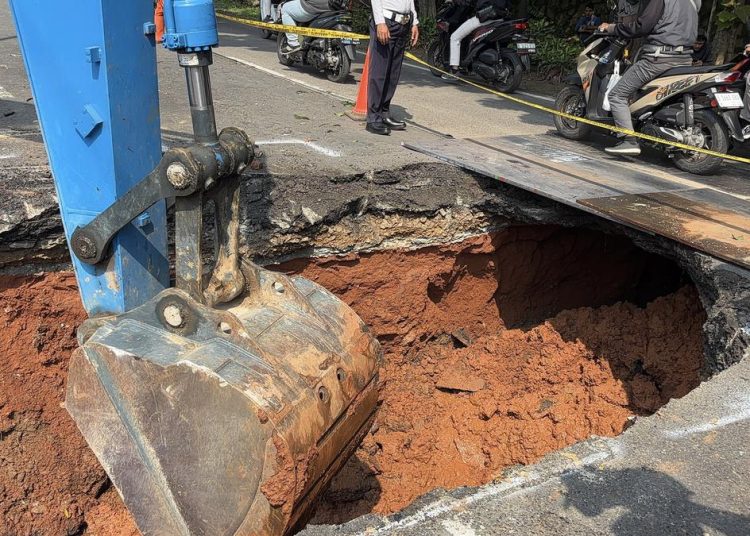 Penyebab Jalan Ambles di Lenteng Agung dan Lubang Sedalam 3 Meter