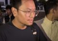 Bos Travel Disoraki Calon Jemaah Umrah Saat Dibawa ke Kantor Polisi