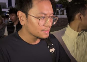Bos Travel Disoraki Calon Jemaah Umrah Saat Dibawa ke Kantor Polisi