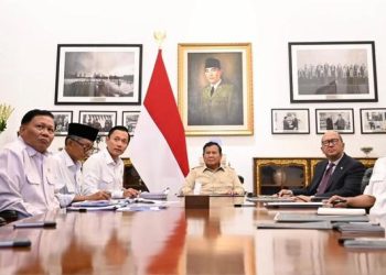 Pentingnya Pembangunan Giant Sea Wall di Kawasan Pantura Menurut Seskab Teddy