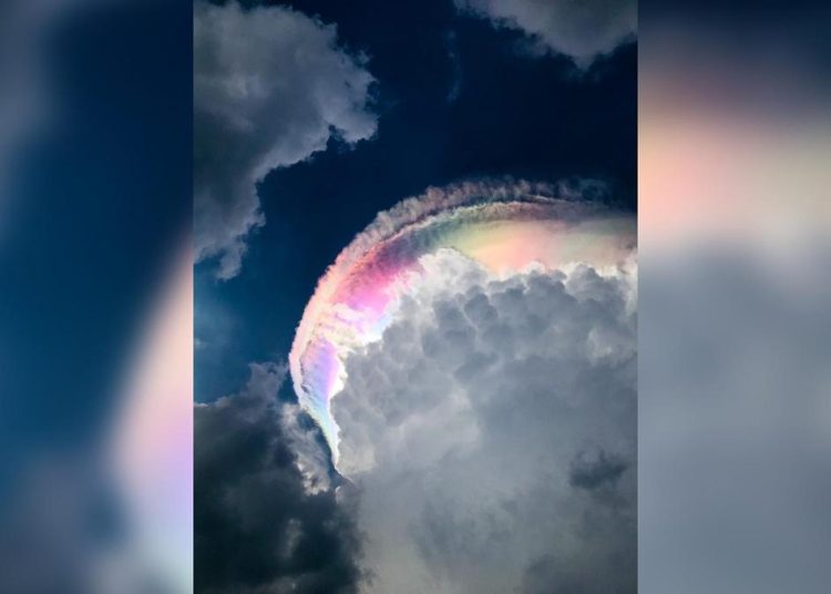 Awan Pelangi Warnai Langit Jonggol dan Memikat Perhatian Warga