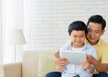 Cara Orangtua Dampingi Anak di Era Digital yang Penuh Tantangan