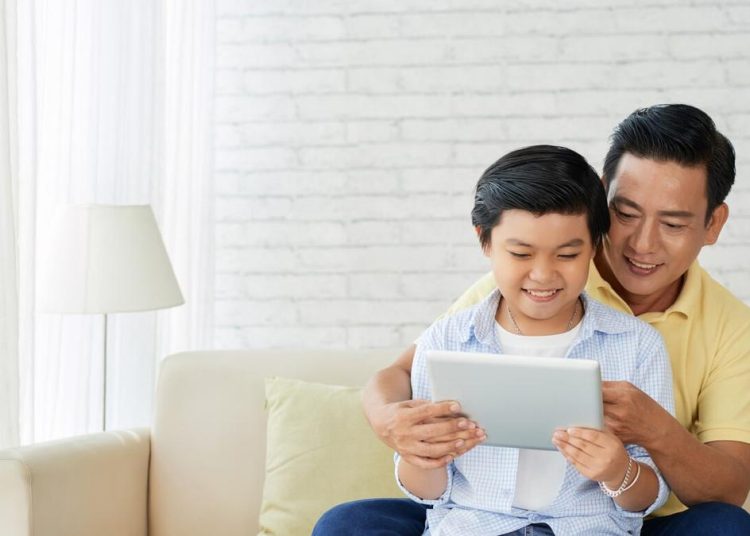 Cara Orangtua Dampingi Anak di Era Digital yang Penuh Tantangan