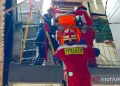 Evakuasi Jenazah 120 Kg oleh Damkar dari Lantai Dua Rumah