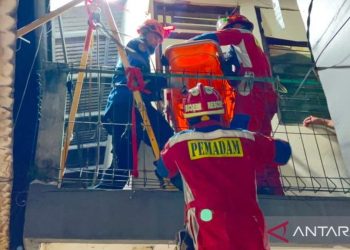 Evakuasi Jenazah 120 Kg oleh Damkar dari Lantai Dua Rumah
