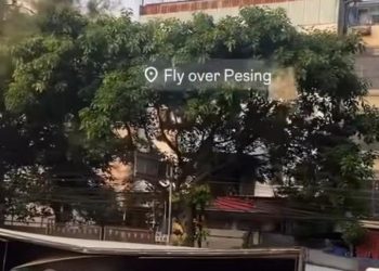 Truk Fuso Tabrak Separator dan Terguling di Daan Mogot Setelah Disalip Sopir Kaget