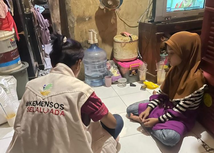 Kisah Menyentuh Pengamen Viral yang Mengasuh Anak di Depok