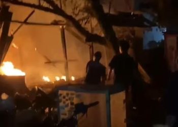 Bengkel Kebakaran di Gunung Sindur, Damkar Berjuang Memadamkan Api