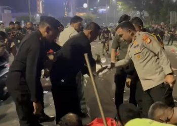 Momen Jenderal Polisi Mengambil Sampah Setelah Mengawal Demo