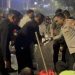 Momen Jenderal Polisi Mengambil Sampah Setelah Mengawal Demo
