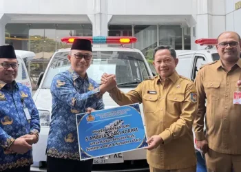 Penyerahan 5 Ambulans KORPRI kepada Mendagri untuk Bencana di Sumatra