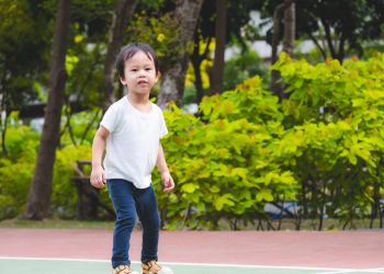 Pilih Sepatu dan Sandal Anak yang Tepat untuk Tumbuh Kembang Kaki yang Sehat