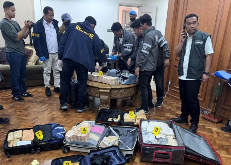 Polisi Sita Telepon Seluler dan Foto Keluarga Pemilik Brankas di Rumah Sentul