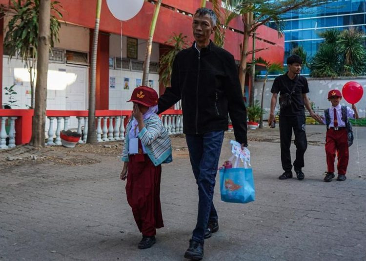 Pemerintah Mulai Jalankan Program Ayah Antar Anak Sekolah