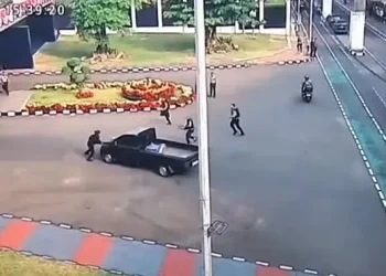 Pikap Terobos Gerbang DPR Saat Aksi Unjuk Rasa 27 Agustus