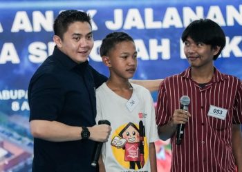 Teddy Seskab Disambut Puisi Siswa SR ‘Dari Jalanan Menuju Harapan’