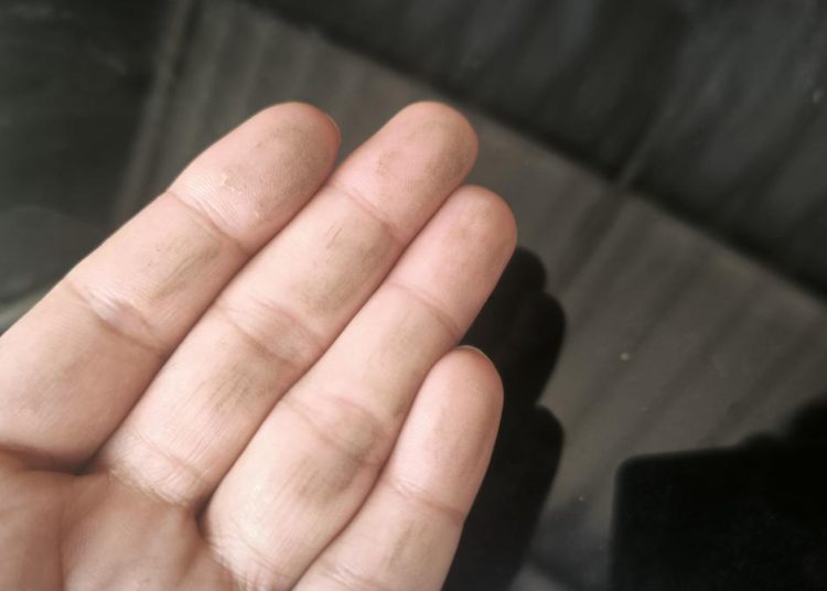 Rumah Warga Bekasi Tiba-Tiba Penuh Abu Vulkanik dari Anak Krakatau