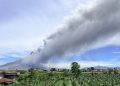Foto Gunung Sinabung Erupsi Status Meningkat Menjadi Siaga