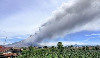 Foto Gunung Sinabung Erupsi Status Meningkat Menjadi Siaga