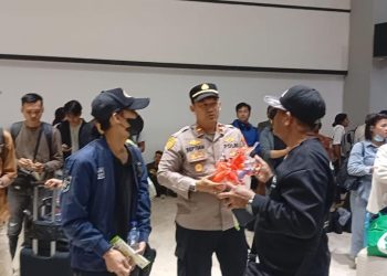 Polri Sambut Penumpang dan Bagikan Snack di Bandara Soekarno-Hatta