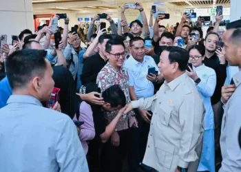 Naik Whoosh dari Cimahi Prabowo Sapa Warga di Stasiun Halim Jakarta