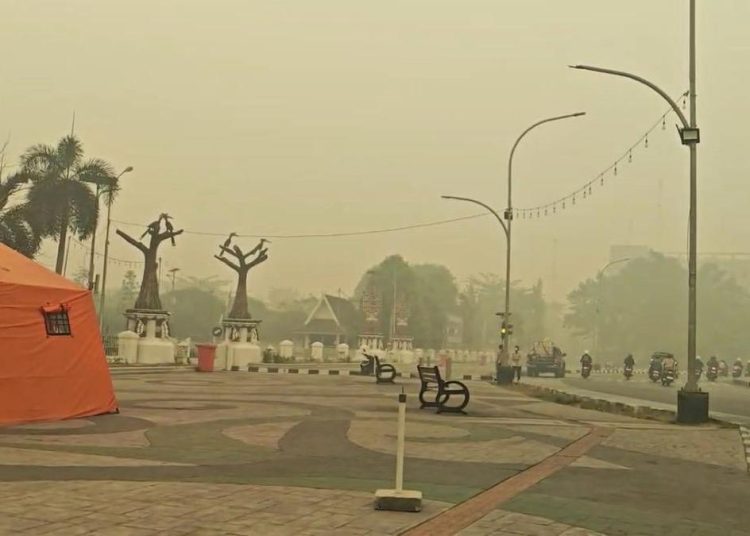 Potret Depan Rumah Gubernur dan Jalanan Palangka Raya Tertutup Kabut Asap