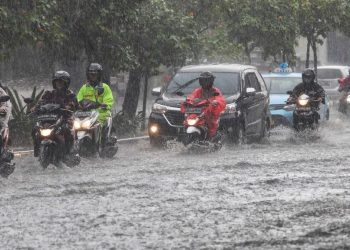 Jalan Mayor Oking Cibinong Tergenang Banjir Banyak Motor Terjebak