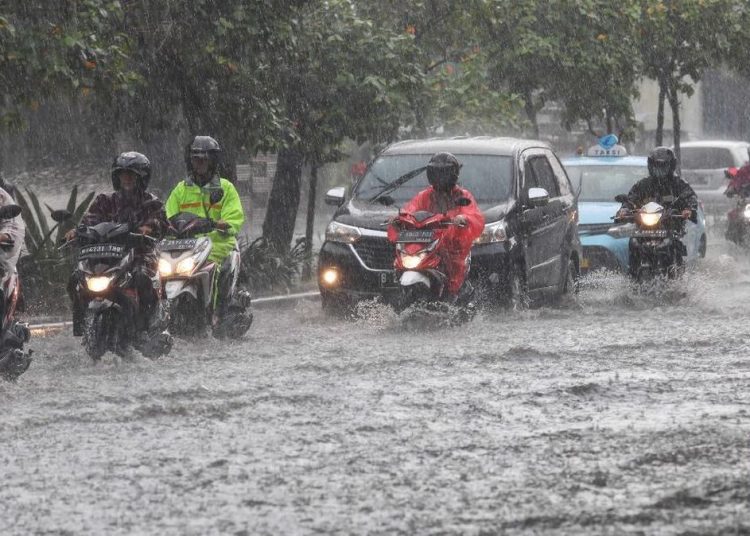 Jalan Mayor Oking Cibinong Tergenang Banjir Banyak Motor Terjebak
