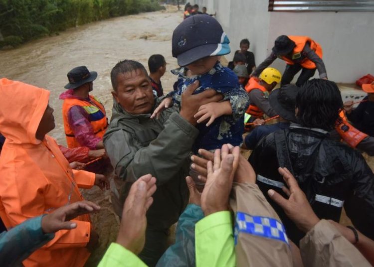 Warga Terjebak Banjir Bandang di Padang, Tim Evakuasi Diterjunkan BPBD