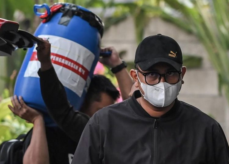 Bupati Klaten Menyimpan Rp934 Juta Hasil Korupsi di Dalam Tong