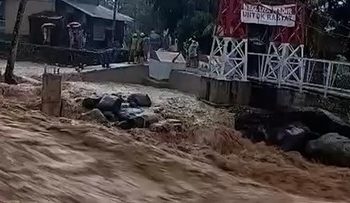 Derasnya Banjir Bandang di Padang Kepung Rumah Warga dengan Detik-detik Terakhir